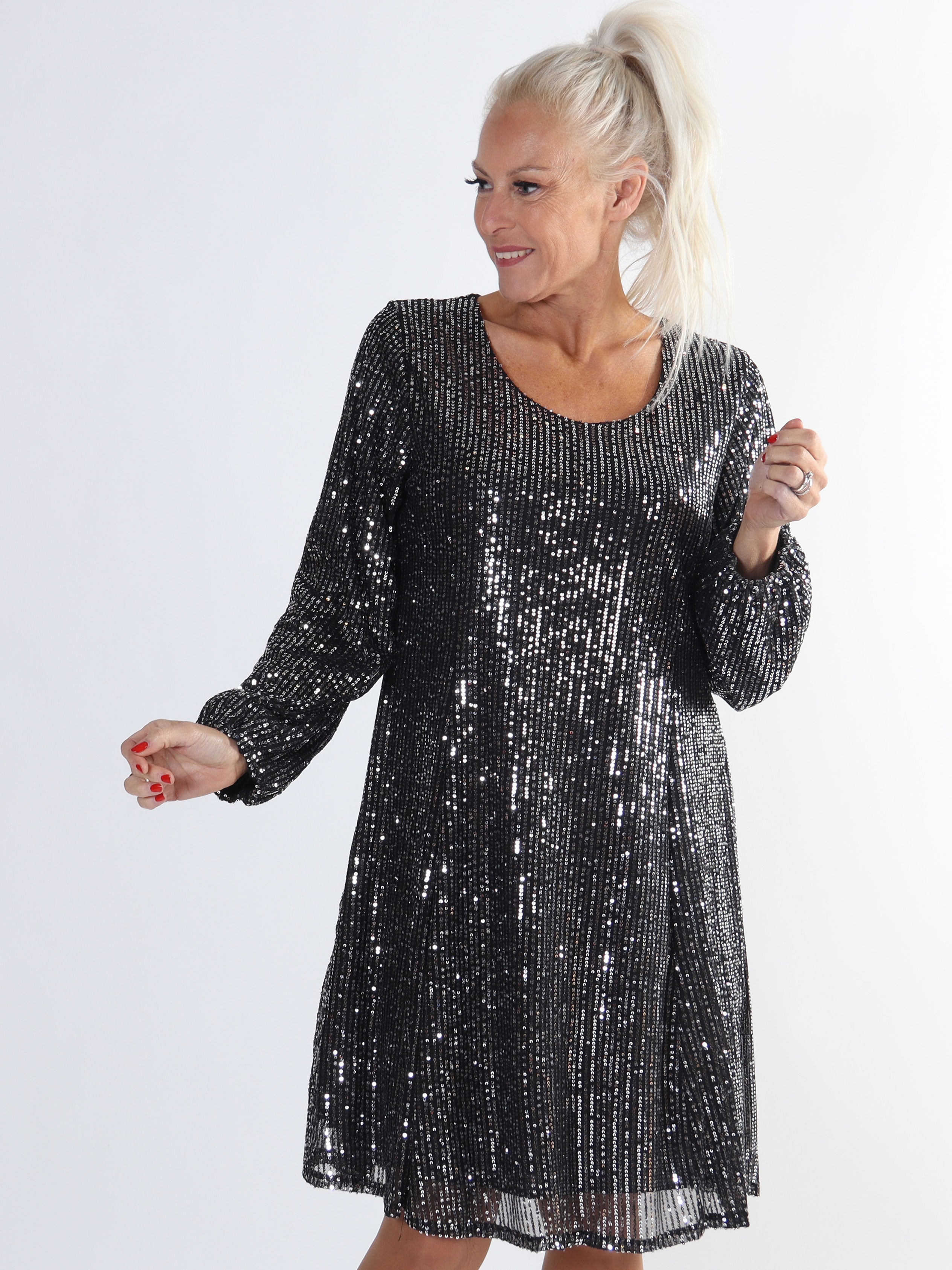 Maj Glitter L/S - Söt paljettklänning i A-linjeform för stora storlekar